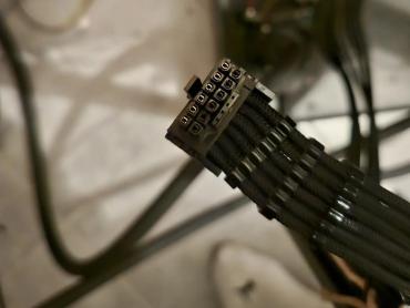 玩家硬改ROG RTX5090显卡强刷1000W BIOS 无视警报酿接口熔毁事故